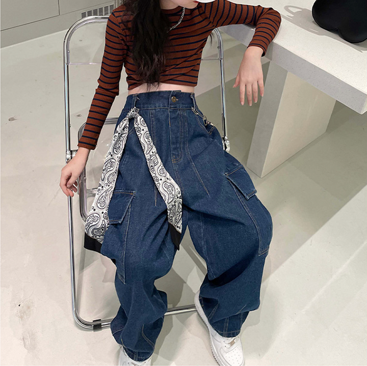 Une femme assise sur une chaise, portant un pantalon cargo jean avec foulard et chaîne - Bleu - Fille.