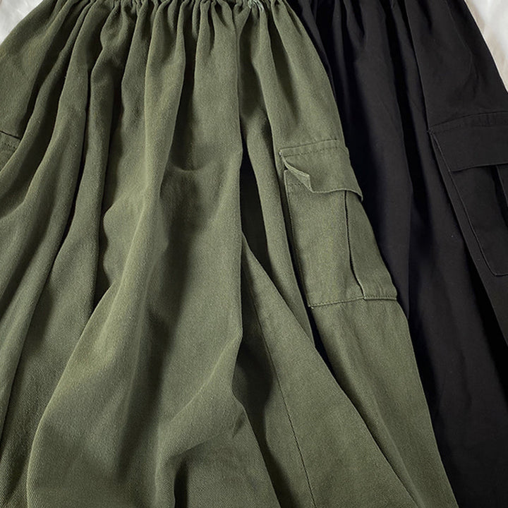 Jupe cargo ample midi noir - Femme: Une paire de pantalons verts et noirs avec une coupe ample et une taille haute. Conçu en un mélange de coton et de polyester pour un confort suprême et une longue durabilité. Disponible du M au 5XL.