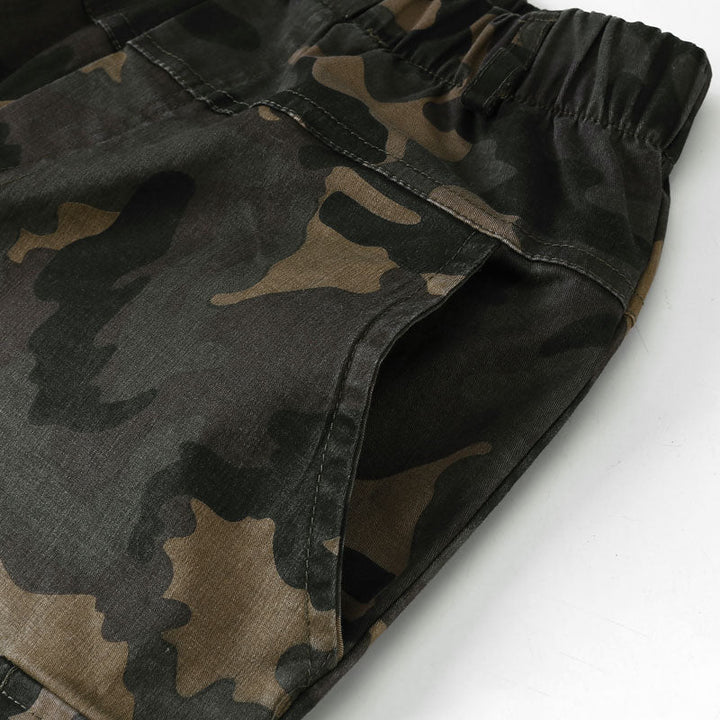 Un gros plan sur un pantalon cargo jogger vert militaire pour garçon avec des poches latérales. Tailles disponibles : 7-8 ans (130 cm) à 14-15 ans (170 cm). Resserré aux chevilles, taille élastique pour un confort optimal.