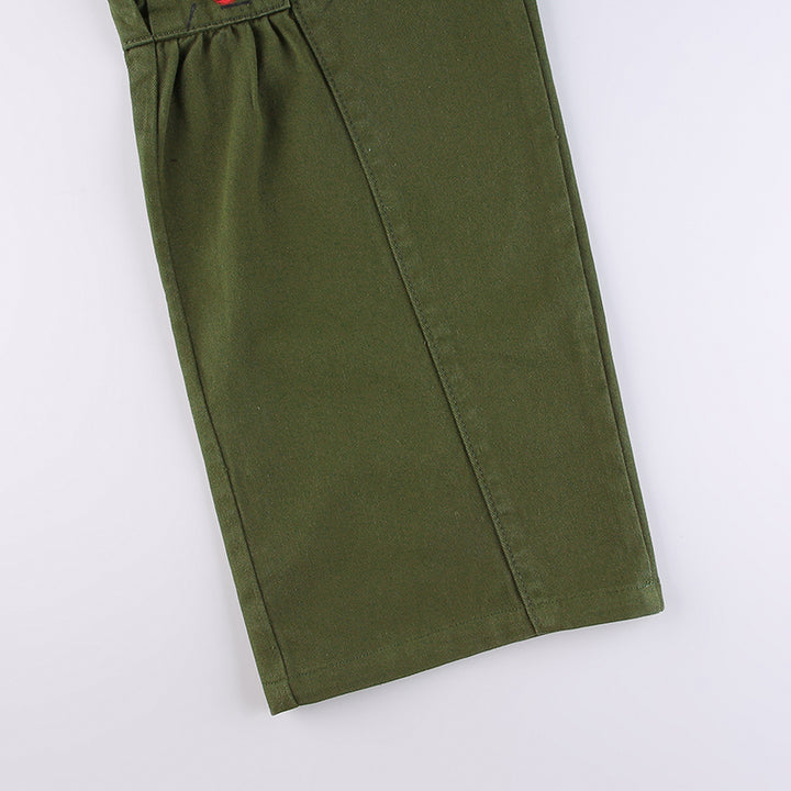 Pantalon cargo taille basse à motif - Kaki - Femme, avec un motif coloré unique sur une jambe. Coupe flatteuse, pratique avec poches cargo. Disponible en tailles S à L.