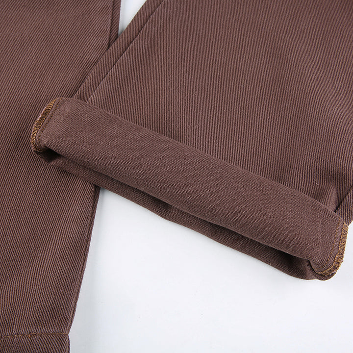 Jean cargo taille haute coupe droite marron pour femme. Tissu en coton confortable avec poches cargo latérales. Polyvalent et tendance. Disponible en tailles S-XL.