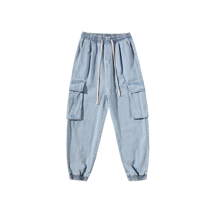 Un jean cargo baggy resserré aux chevilles pour homme, couleur bleu. Coupe baggy en denim avec élastique à la taille et cordon pour un maximum de confort. Disponible du M au 5XL.