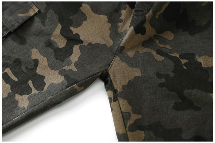 Un pantalon cargo jogger vert militaire pour garçon avec motif camouflage. Tailles disponibles : 7-8 ans (130 cm) à 14-15 ans (170 cm). Confortable avec taille élastique et poches latérales. Matières : Coton, Polyester. De Cargo District. (120 characters)