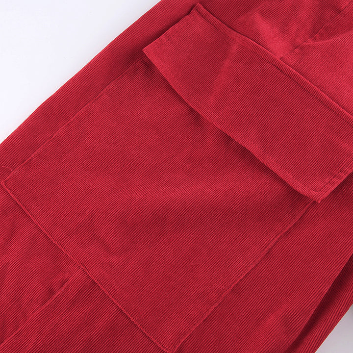 Pantalon cargo baggy chaînes en velours côtelé rouge pour femme avec poche. Taille haute, finition velours côtelé. Disponible du S au L. Les chaînes ajoutent une allure urbaine, élastique aux chevilles pour ajustement parfait.