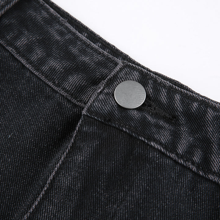 Jupe cargo en jean noir pour femme avec bouton et poches latérales. Coupe droite en haut et plis délicats en bas. Tailles S à L. Confortable et élégante.