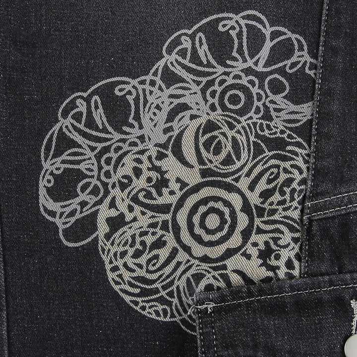 Un gros plan sur une poche d'un jean cargo baggy gris avec des rosaces blanches. Modèle taille basse et coupe baggy pour un look décontracté et stylé. Motifs originaux de rosaces blanches sur toile denim bleu. Poches cargo latérales pratiques. Disponible du S au L.