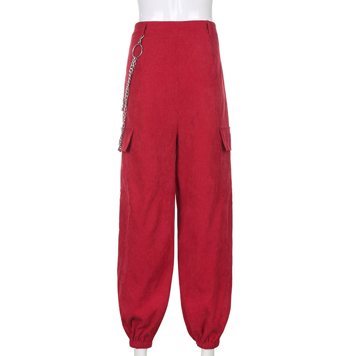 Un mannequin porte un pantalon cargo baggy en velours côtelé rouge avec des chaînes sur le côté. Taille haute, élastique aux chevilles. Disponible en tailles S à L.