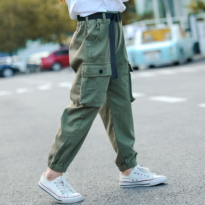 Un enfant portant un pantalon cargo jogger kaki avec ceinture clip, affichant un style urbain et tendance.