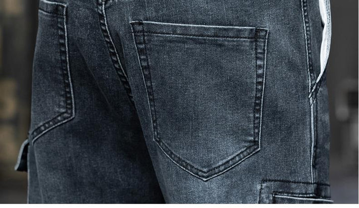 Un jean cargo pour homme, coupe droite et extensible, avec des poches latérales à pression. Résistant et confortable, en toile denim bleue. Disponible du 28 au 44.