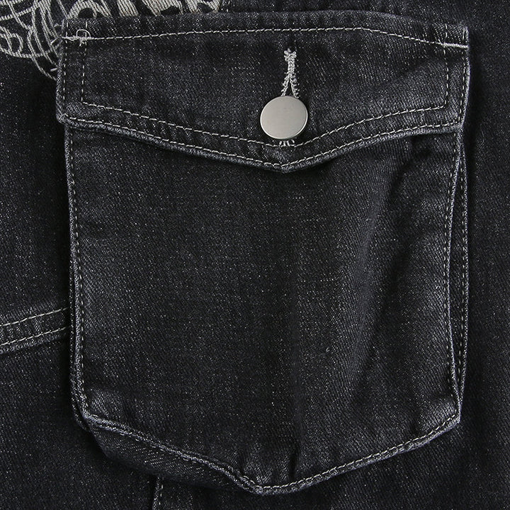 Jean cargo baggy gris avec poche - Femme. Motifs de rosaces blanches sur denim bleu. Taille basse et coupe baggy pour un look décontracté et stylé. Poches cargo latérales pratiques. Disponible du S au L. Matières : Denim (80% Coton, 20% Polyester). Cargo District, site de vente de vêtements de style cargo.