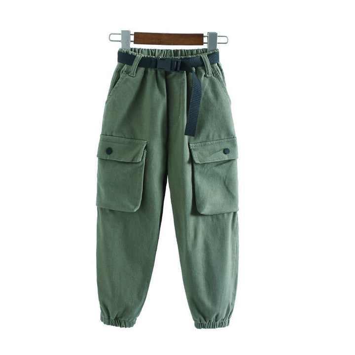 Un pantalon cargo jogger kaki avec ceinture clip pour fille, style urbain et tendance. Poches latérales et boutons pression ajoutent une touche d'originalité. Tailles disponibles: 5-14 ans.