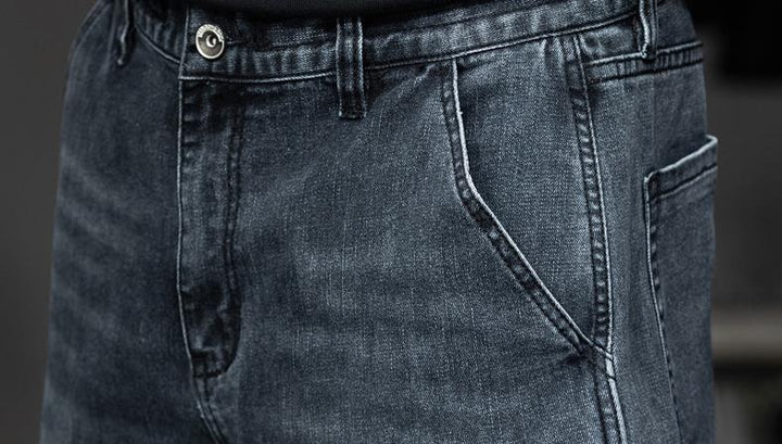 Un gros plan sur la poche d'un jean cargo coupe droite pour homme. Doté d'une matière extensible en toile denim, ce jean offre un confort optimal. Les poches latérales à pression ajoutent une touche pratique. Disponible du 28 au 44.