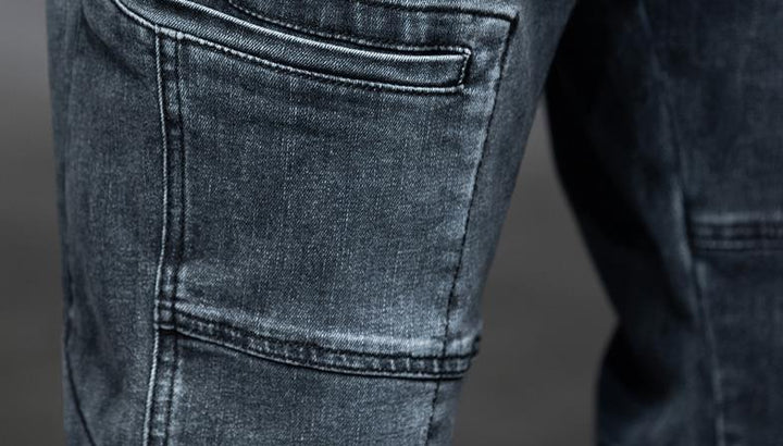 Jean cargo coupe droite avec poche latérale à pression - Homme. Toile denim résistante et confortable. Disponible du 28 au 44.