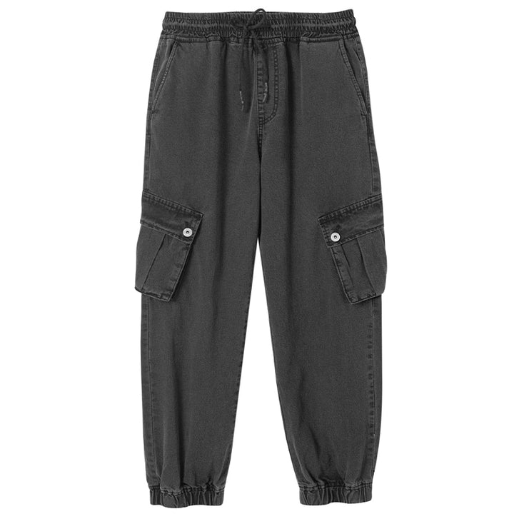 Un jean cargo jogger coupe large noir pour homme avec poches boutonnées et élastiques aux chevilles. Confortable et durable en toile denim. Tailles disponibles du S au 2XL.