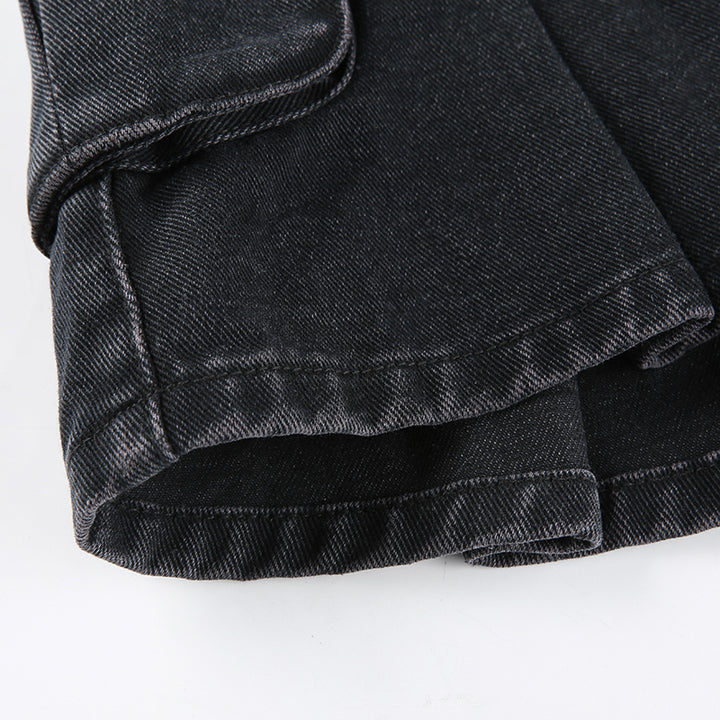 Jupe cargo en jean noir pour femme avec plis délicats et poches latérales. Tailles S à L. Confortable et souple grâce au polyester et au spandex.