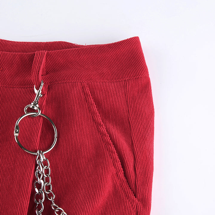 Un pantalon cargo baggy en velours côtelé rouge pour femme avec chaînes attachées. Taille haute, finition velours côtelé et élastique aux chevilles pour un ajustement parfait. Disponible du S au L.