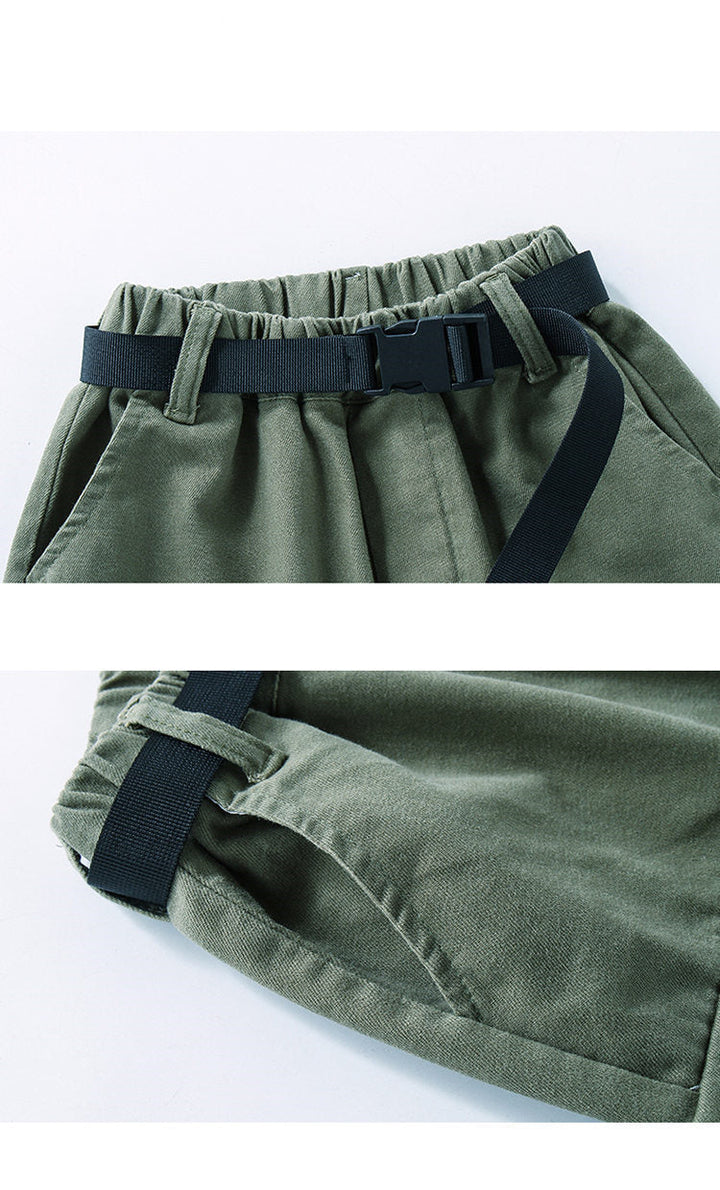 Un pantalon cargo jogger kaki avec ceinture clip pour fille. Coupe cargo avec poches latérales. Style urbain et tendance. Disponible du 5 au 14 ans. Matières : Coton. Tailles : 5-14 ans.