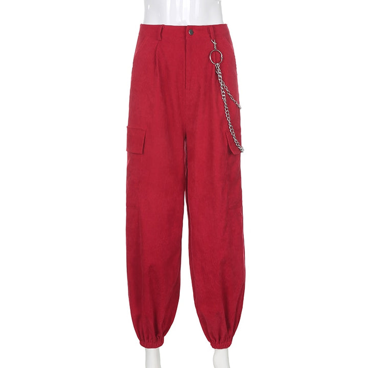 Un mannequin porte un pantalon cargo baggy en velours côtelé rouge avec des chaînes ajoutées sur le côté. Taille haute, disponible du S au L.