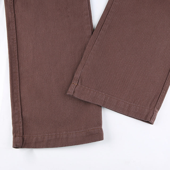 Jean cargo taille haute coupe droite marron pour femme. Jean en coton avec poches cargo latérales. Confortable et tendance. Disponible du S au XL.