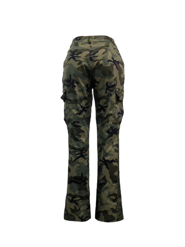 Un pantalon cargo ajusté imprimé pour femme, motif camo vert kaki. Taille haute, légèrement évasé en bas. Disponible du S au XL.