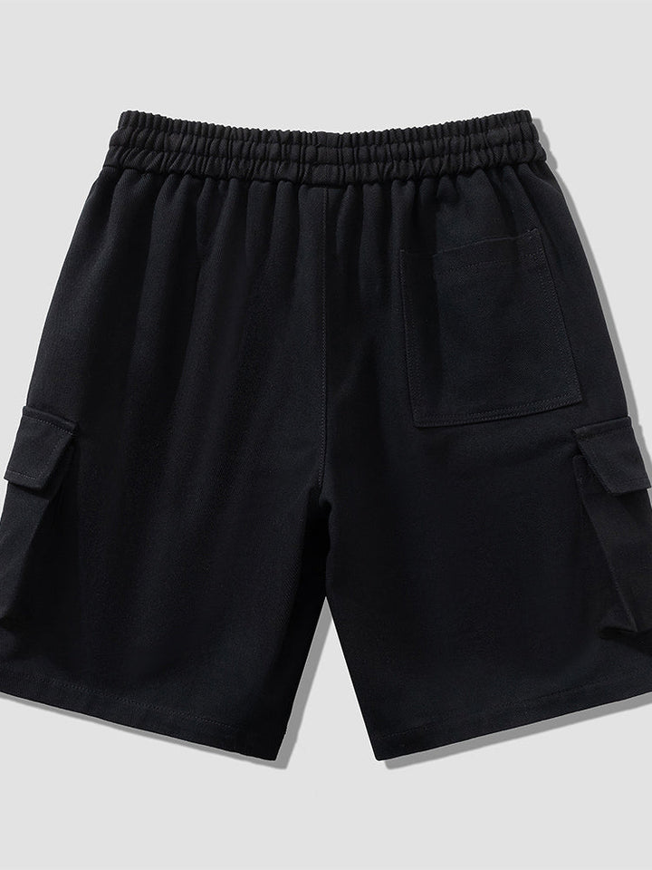 Un short cargo noir pour homme avec poches, coupe large, offrant confort et liberté de mouvement. Disponible du M au 8XL.