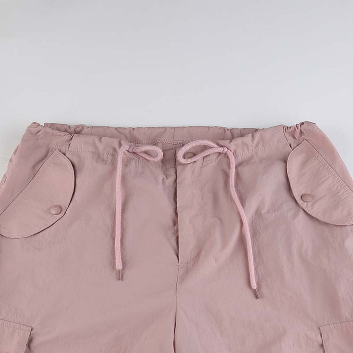 Un pantalon cargo rose taille basse pour une allure urbaine et féminine. Style baggy avec jambe large et élastique à la cheville pour un confort optimal. Disponible du S au L. Matières : Polyester, Spandex.