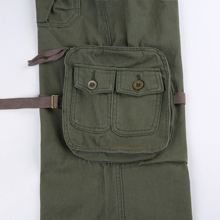 Un pantalon cargo kaki pour femme avec des lanières autour des cuisses et des poches latérales. Un look urbain audacieux avec une touche militaire. Tailles disponibles : S, M, L.