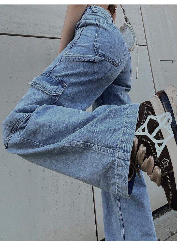 Une personne portant un jean cargo coupe droite taille haute - Bleu - Femme, avec des poches latérales cargo ajoutant une touche distinctive et urbaine.