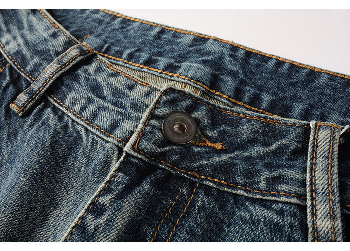 Un bouton de jean bleu délavé pour homme, ajoutant une touche tendance à votre tenue cargo.