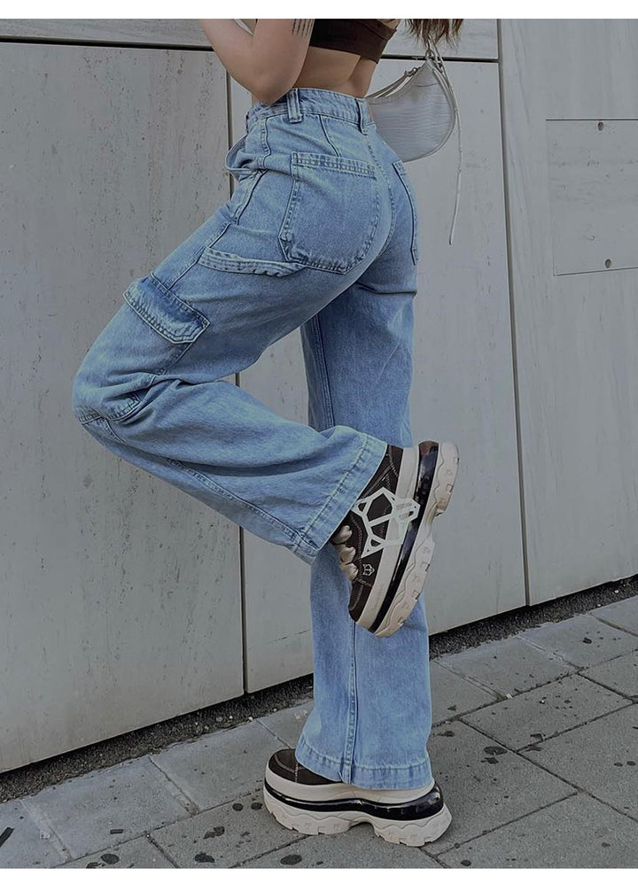 Une personne portant un jean cargo coupe droite taille haute pour femme avec des chaussures noires. Les poches latérales cargo ajoutent une touche distinctive et urbaine à ce pantalon. Disponible du S au XL.