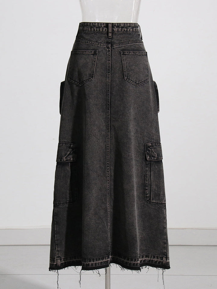 Jupe jean longue fendue multipoches noire - Femme. Jupe cargo taille haute en toile denim coton et polyester. Confortable et fonctionnelle avec fente évasée et nombreuses poches. Disponible en tailles S à XL.