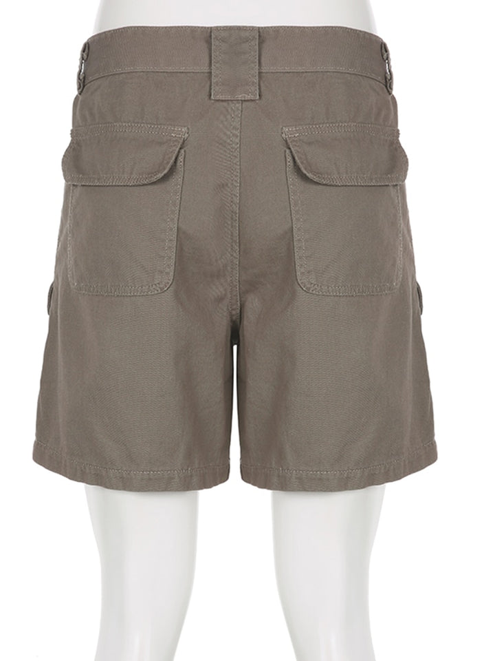 Un short cargo évasé mi-long pour femme, couleur gris. Poches latérales, fermeture à bouton et à glissière. Confortable et extensible grâce au coton, spandex et polyester. Disponible en tailles S à L. Authentique style cargo pour un look décontracté et stylé.