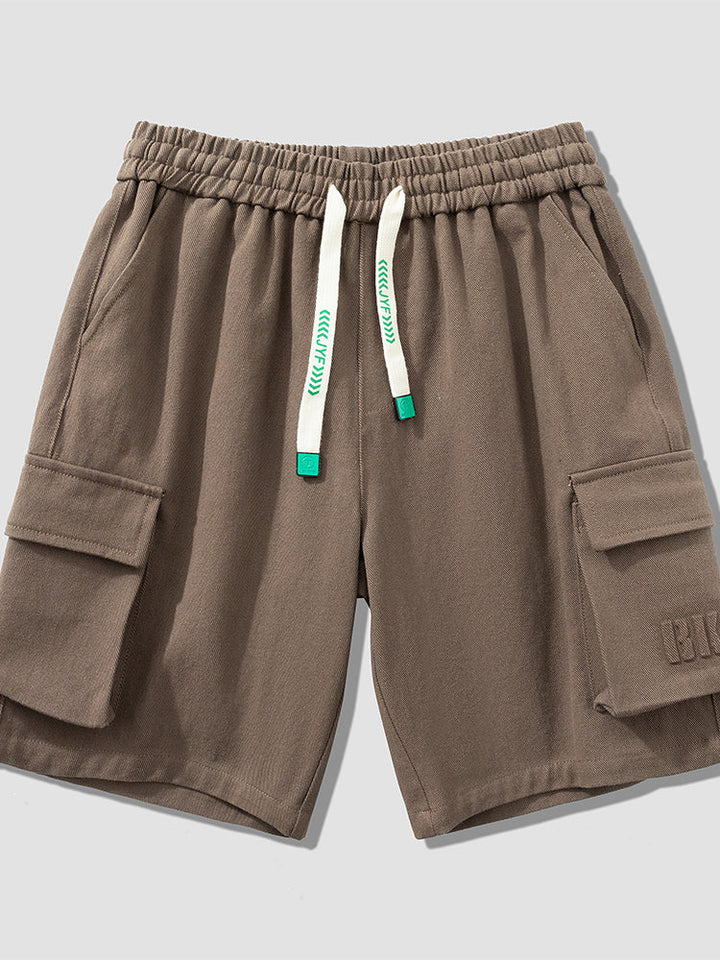 Un short cargo marron clair avec cordon blanc et poches. Coupe large pour homme. Confortable et flexible. Tailles du M au 8XL.