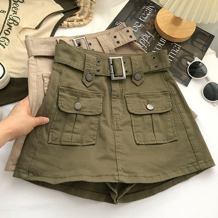 Jupe short cargo avec ceinture pour femme - Un short kaki intégré avec poches cargo, souligné par une ceinture. Style cargo féminin et pratique. Disponible en tailles S à XL.