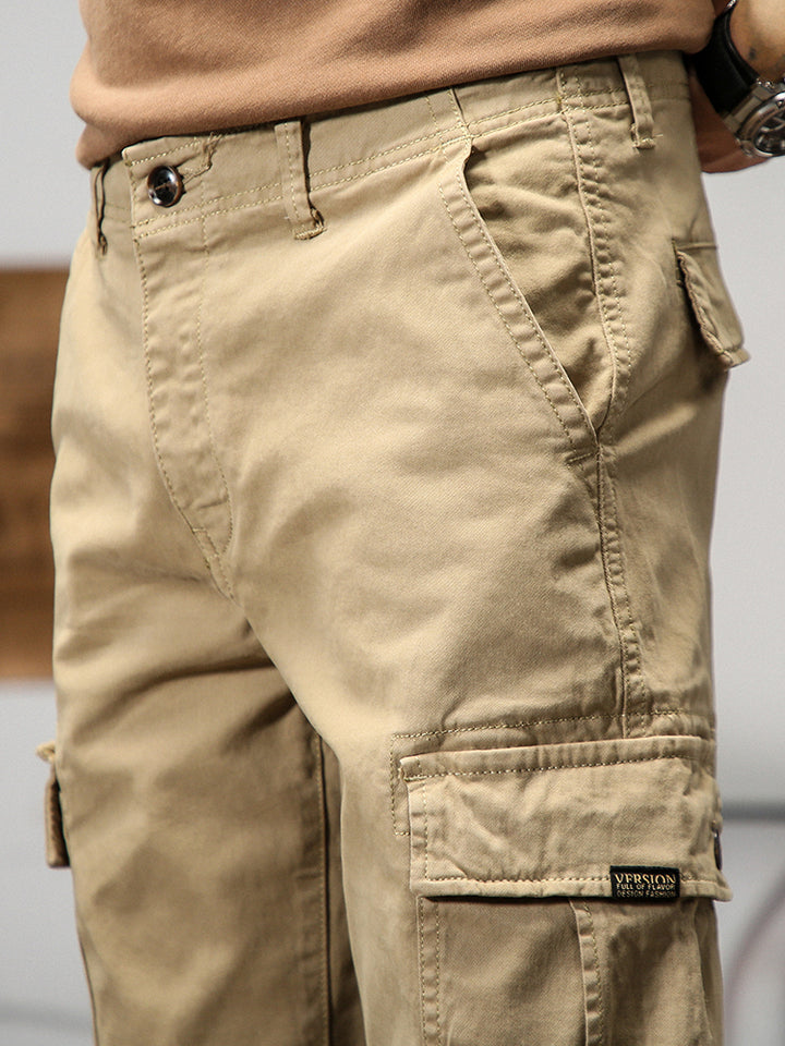 Un gros plan sur le pantalon cargo beige pour homme avec poches cargo sur les côtés. Coupe droite, confortable et stylé. Tailles US 28 à 38.