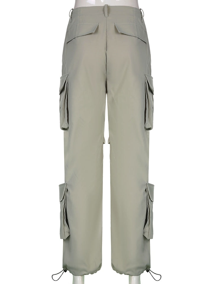 Un pantalon cargo large taille basse avec poches - Gris - Femme. Style urbain et baggy, disponible du S au L. Personnalisez la forme avec élastique à la cheville. Poches latérales spacieuses ajoutant tendance et fonctionnalité.