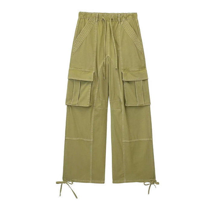 Pantalon cargo vert avec poches, coutures blanches - Femme. Allure urbaine féminine avec jambe large. Taille haute ou basse ajustable. Disponible du XS au L.