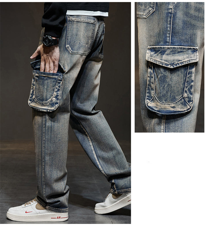 Un homme portant un jean cargo délavé coupe large - Bleu, avec des poches latérales typiques du design cargo. Le pantalon en toile denim offre un confort optimal et un style urbain masculin. Disponible en tailles US 29-44.