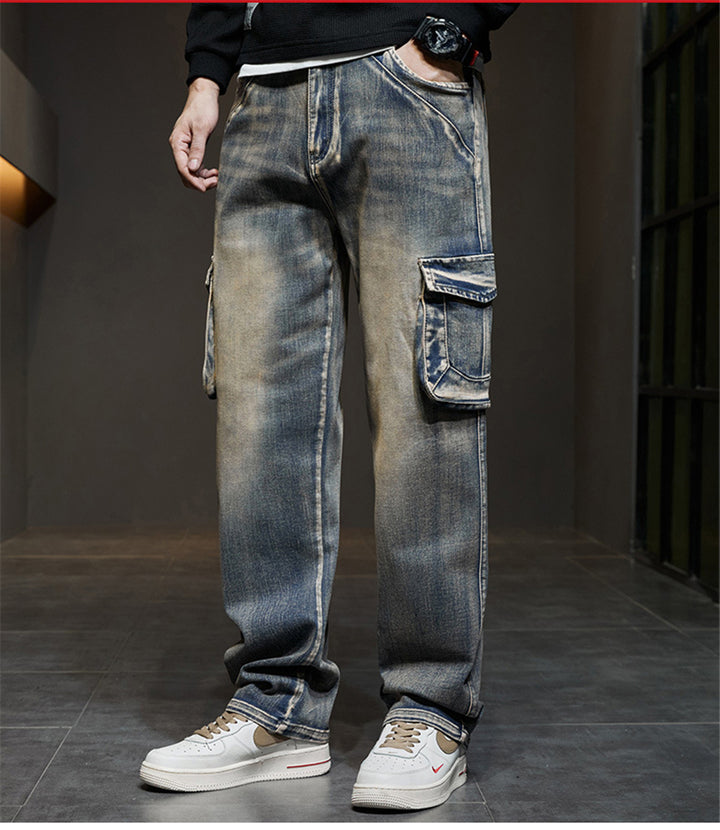 Un homme porte un jean cargo délavé coupe large bleu de la marque Cargo District. Le jean a des poches latérales typiques du design cargo, offrant un style décontracté et urbain. Disponible en tailles US 29-44.