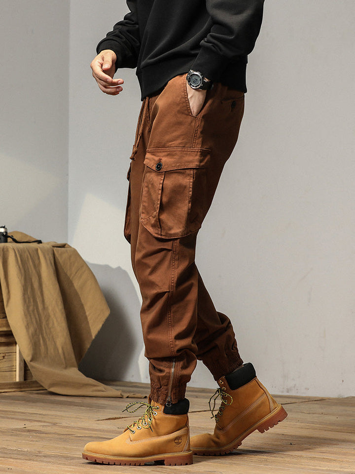 Un homme portant un pantalon cargo camel avec poches à bouton - Coupe droite - Homme