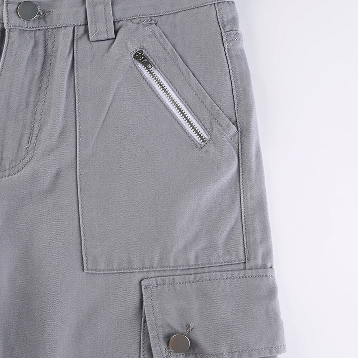 Un gros plan sur une poche utilitaire d'un Pantalon cargo ajusté flare gris pour femme. Les poches ajoutent une touche street à votre look cargo.