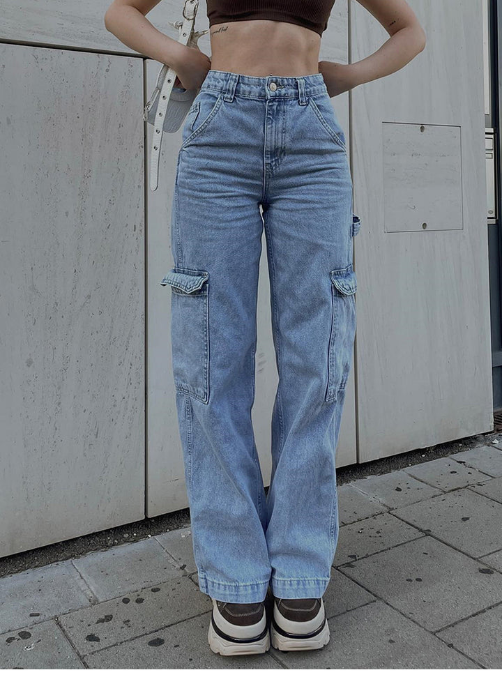 Une personne portant un jean cargo coupe droite taille haute pour femme avec des poches latérales cargo.