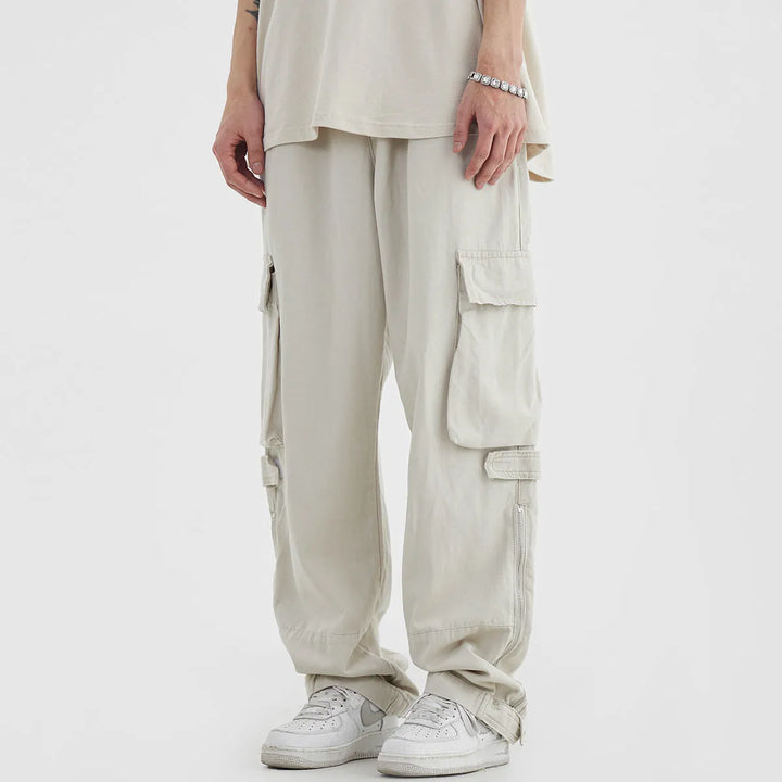 Un homme portant un pantalon cargo blanc avec des poches et une fermeture éclair. Style décontracté et ample, idéal pour un look streetwear japonais vintage.