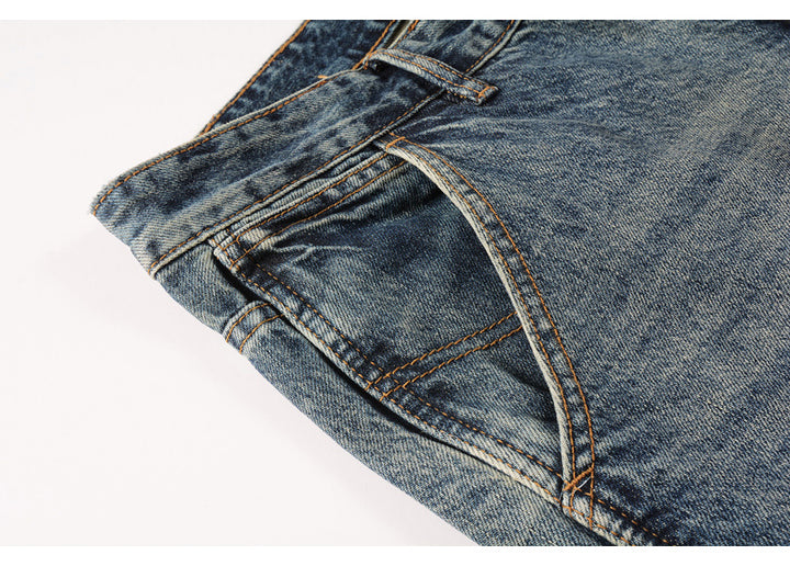 Un gros plan sur une paire de jeans cargo délavés pour homme. Coupe droite, avec de petites poches latérales pour une touche tendance. Disponible en tailles US 28-40. Confectionné en 100% coton pour un confort durable. Parfait pour une tenue décontractée et tendance.