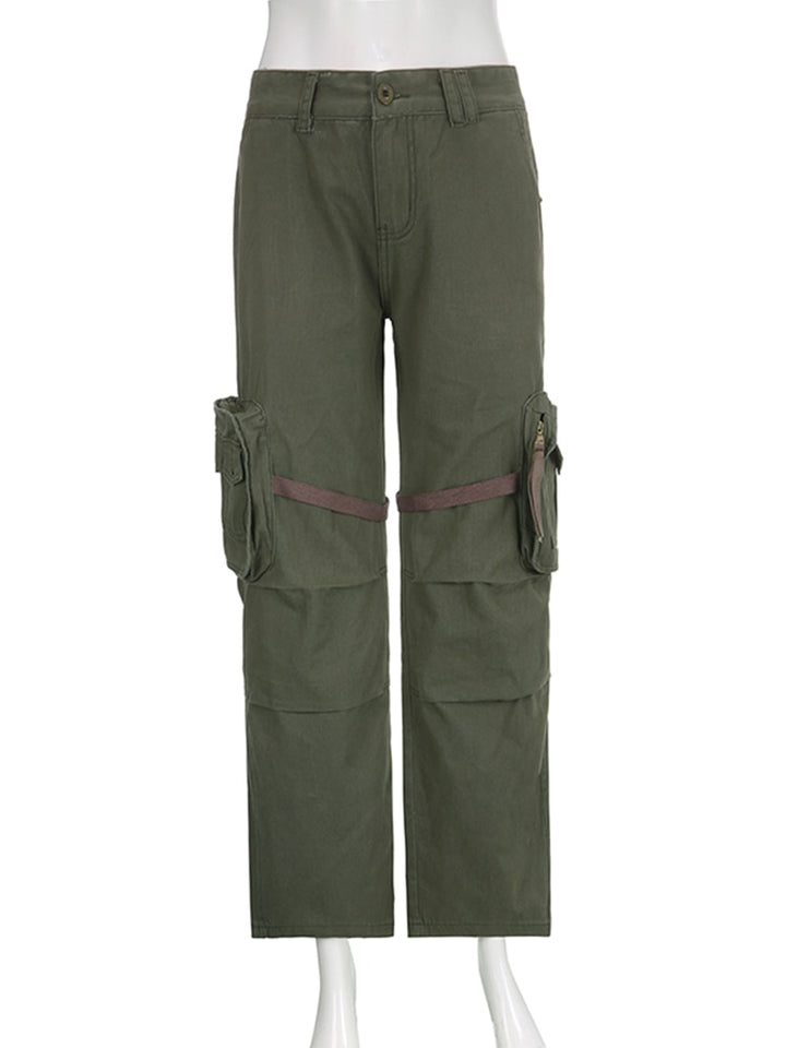 Un pantalon cargo large avec des poches et des lanières autour des cuisses - Kaki - Femme. Un look urbain audacieux avec une touche militaire. Disponible du S au L.