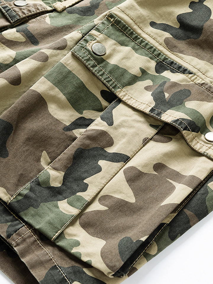 Un gros plan sur une veste camouflage pour homme de style cargo, couleur vert militaire.