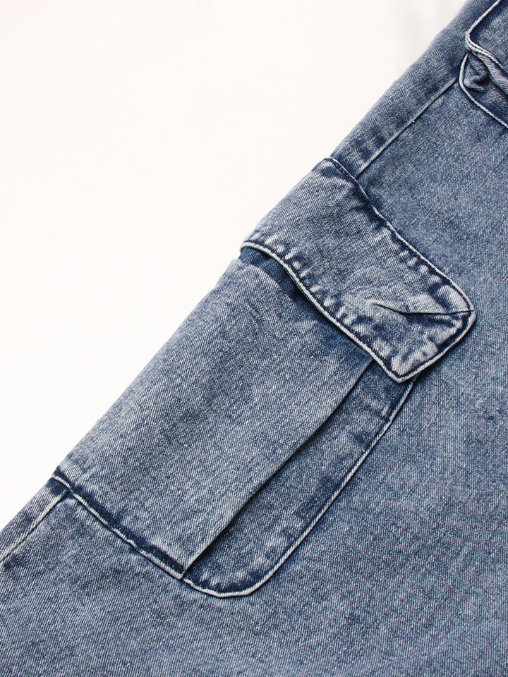 Jupe jean longue fendue multipoches - Vue rapprochée d'une poche sur fond bleu denim. Parfait pour un style urbain et tendance.