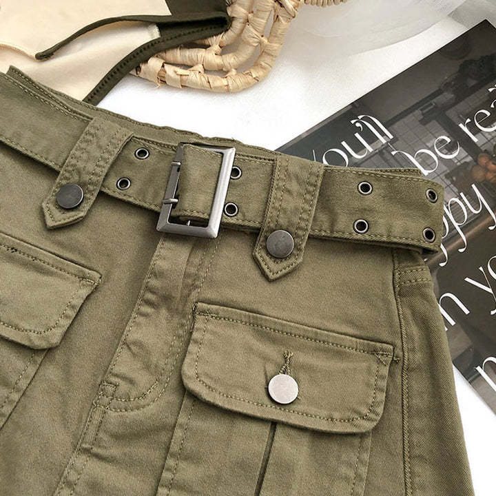 Jupe short cargo avec ceinture - Femme. Jupe trapèze kaki avec short intégré et multiples poches cargo pour un style streetwear féminin et pratique. Tailles S à XL. Coton et polyester pour confort, légèreté et durabilité.