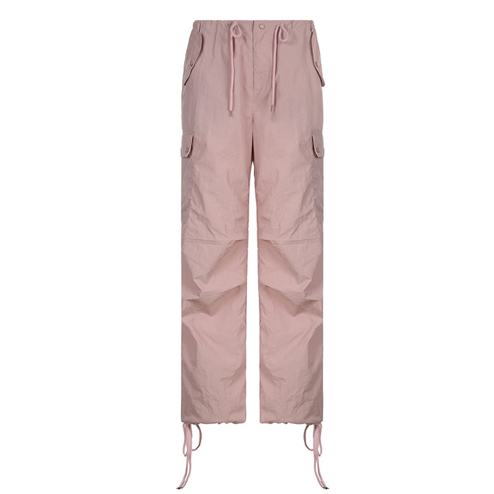 Un pantalon cargo rose taille basse pour une allure urbaine et féminine. Style baggy avec jambe large et élastique à la cheville pour un confort optimal. Disponible du S au L. Matières : Polyester, Spandex. Cargo District, site de vente de vêtements de style cargo.