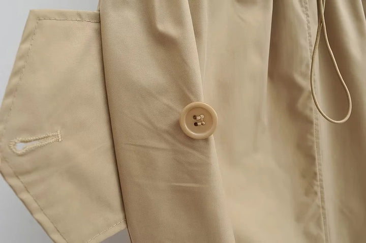 Jupe cargo longue légère beige - Femme. Bouton et cordon en gros plan. Tissu khaki avec poches boutonnées. Conçu pour flatter toutes les morphologies.